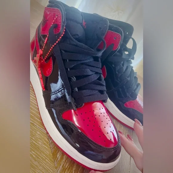 THE VAULT - NIKE AIR JORDAN 1 RETRO HIGH OG PATENT BRED - Picture 4 of 10
